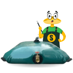 Illustration Maciterne Serena Group – citerne souple avec vanne laiton, mascotte expliquant installation citerne pluie