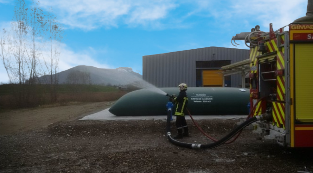 Fond beige minimaliste avec texte « 2021 » – section produit